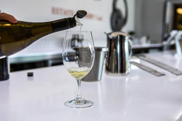 Cata de vino blanco, botella de verter — Foto de Stock