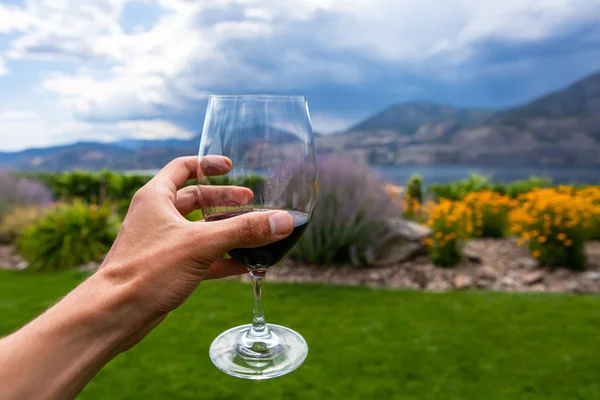 Una copa de vino tinto, Valle de Okanagan — Foto de Stock