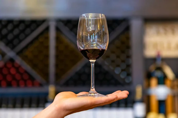 Vidrio contra el fondo de la sala de degustación — Foto de Stock