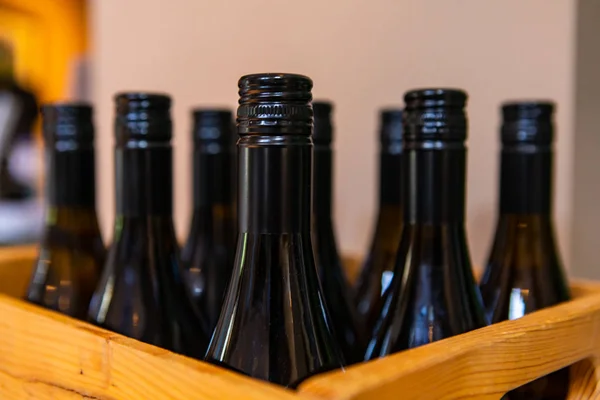 Garrafas de vinho âmbar escuro em caixa de madeira — Fotografia de Stock