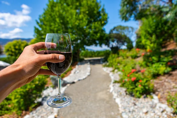 Una copa de vino tinto en el patio de la villa — Foto de Stock