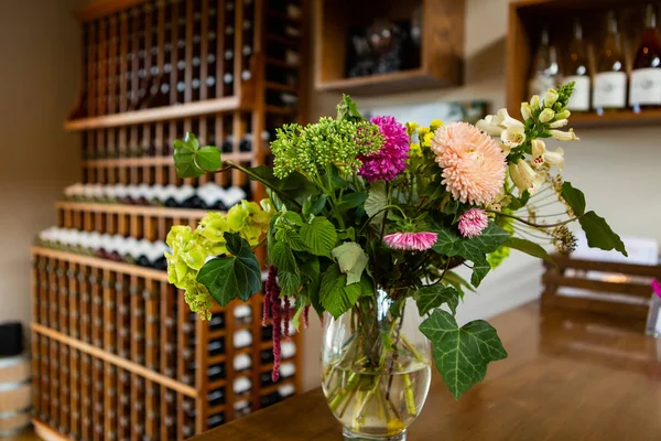 Vingård vin provsmakningsrum blommor vas — Stockfoto