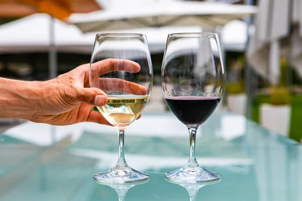 Copas de vino en mesa de vidrio al aire libre — Foto de Stock
