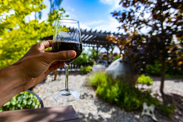 Bicchiere di vino rosso sul patio terrazza degustazione — Foto Stock