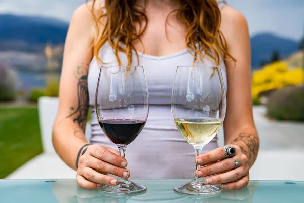 赤ワインと白ワイングラスのペア — ストック写真