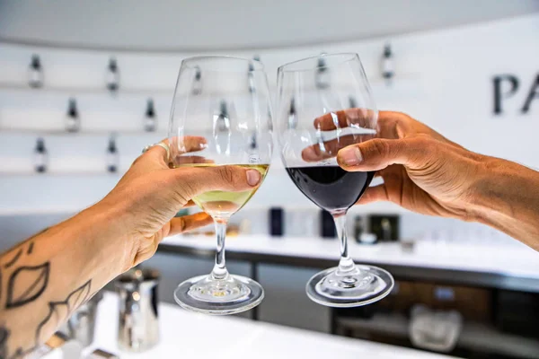 Copas de vino tinto y blanco animando — Foto de Stock