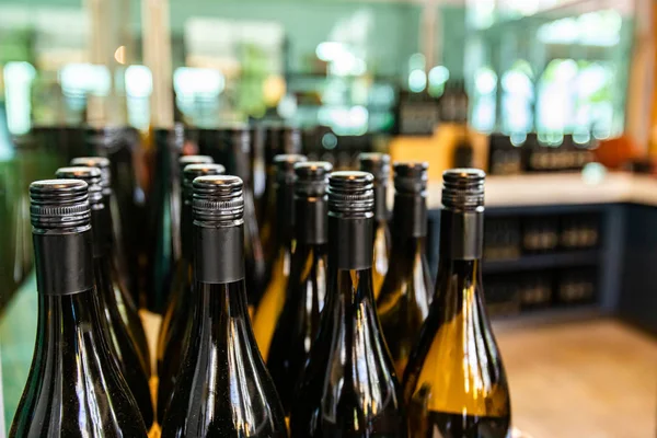 Nya vinflaskor på vingård buteljering linje — Stockfoto