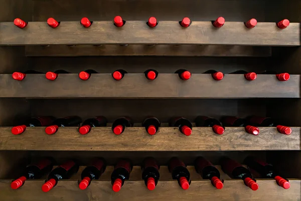 Linhas de garrafas de vinho com um selo vermelho — Fotografia de Stock