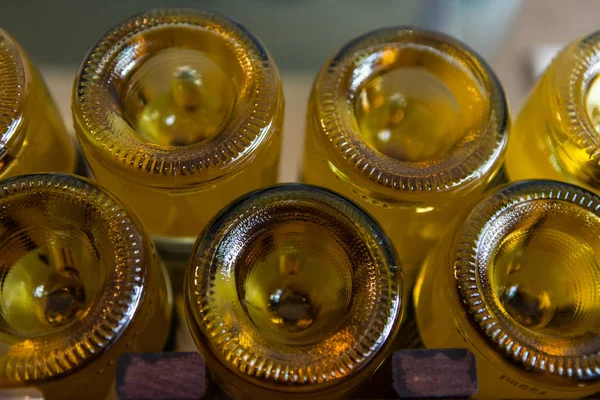Cor âmbar garrafas de vinho de vidro inferior — Fotografia de Stock