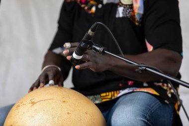 Calabash 'ta müzik çalan adamın elleri