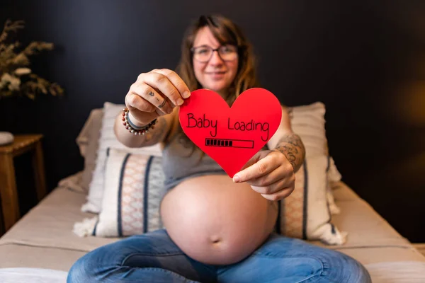 Gravid kvinna och röda valentiner hjärta — Stockfoto