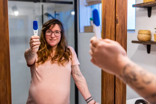 Mujer feliz y prueba de embarazo positiva — Foto de Stock