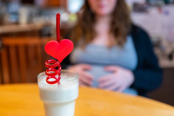 Mujer embarazada disfruta de la bebida de San Valentín — Foto de Stock