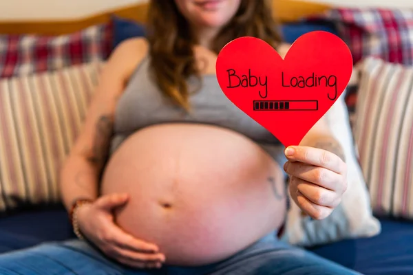 Gravid kvinna och röda valentiner hjärta — Stockfoto