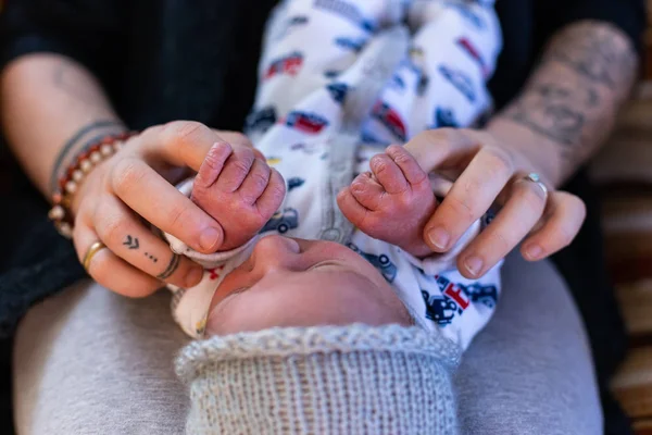 Recién nacido y madre después del nacimiento — Foto de Stock