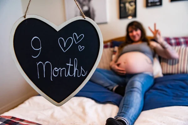 Mulher grávida e nove meses de sinal cardíaco — Fotografia de Stock