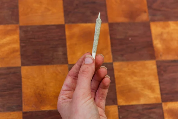 Hand rolling a cannabis joint from scratch — Stock Photo, Image