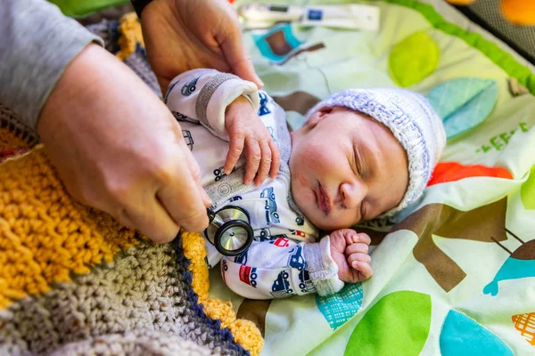 Obstetra comprueba recién nacido — Foto de Stock