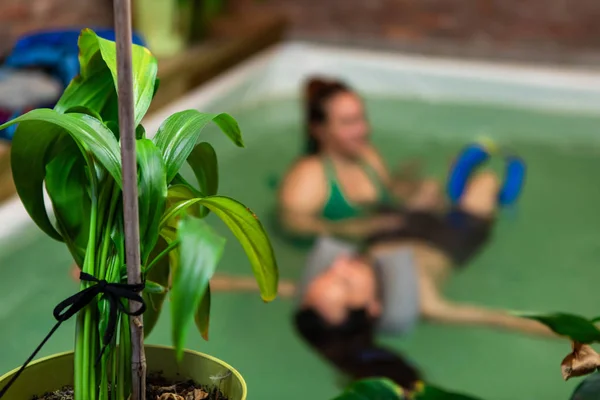 Терапевт дає масаж чоловічому басейну — стокове фото