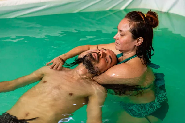Muž přijímající masáž tělesné vody v bazénu — Stock fotografie