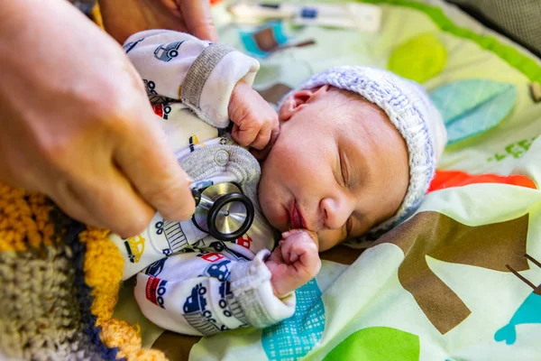 Obstetra comprueba recién nacido — Foto de Stock