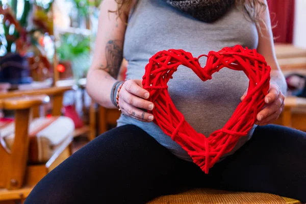 Pregnant woman and red valentine heart — Stock Photo, Image