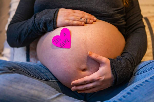 Gravid kvinna lilla flicka avslöja meddelande — Stockfoto