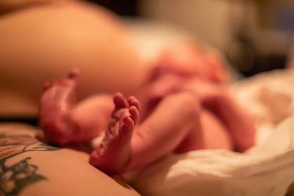 Nyfödda spädbarn och mor efter födseln — Stockfoto