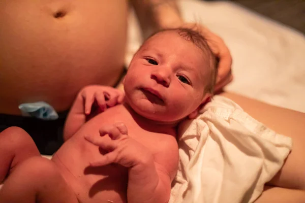 Recién nacido y madre después del nacimiento — Foto de Stock