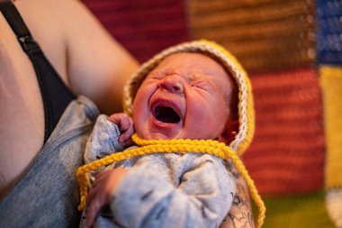 Doğumdan sonra yeni doğan bebek ve anne