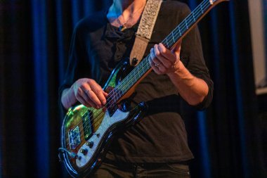 midsection bir adam elektro gitar çalmak