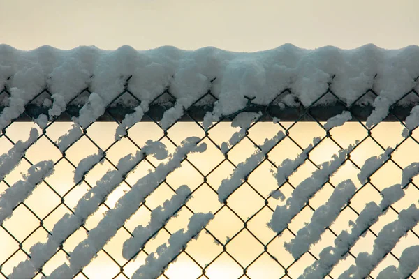 Sneeuw bedekt ketting link hek in de winter — Stockfoto