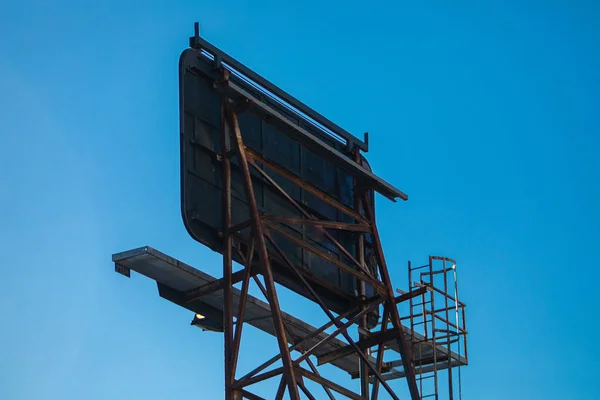 Oud roestig verkeersbord en blauwe lucht — Stockfoto