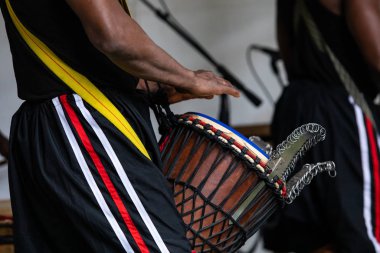 Afrikalı djembe davul çalan sanatçı