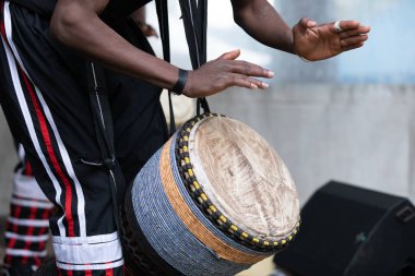 Djembe davul çalan Afrikalı adam