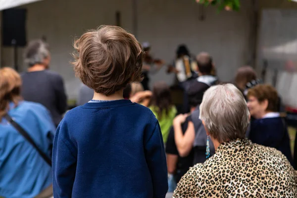 Publiken njuter av musik i händelse — Stockfoto