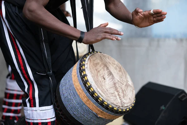 Afrikaanse man speelt djembe drums — Stockfoto