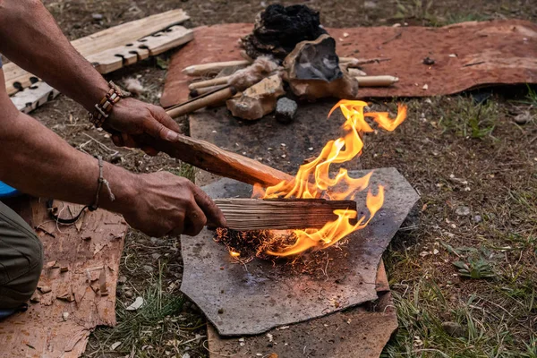 Mužské ruce držící hole v ohni — Stock fotografie