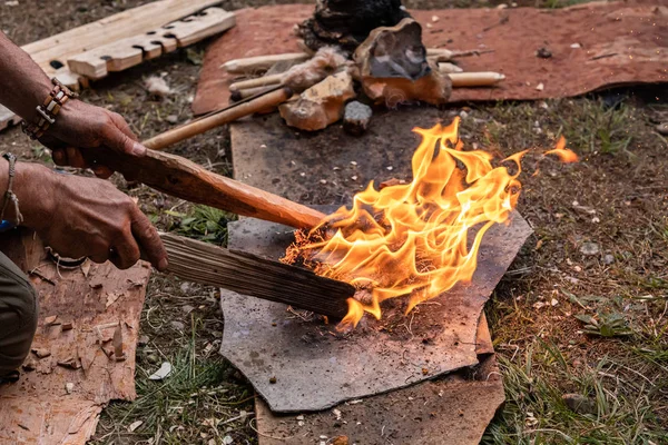 Muž ruka drží hole v slámě s ohněm — Stock fotografie