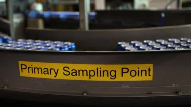 konteyner sistem satırında hareket eden kutular