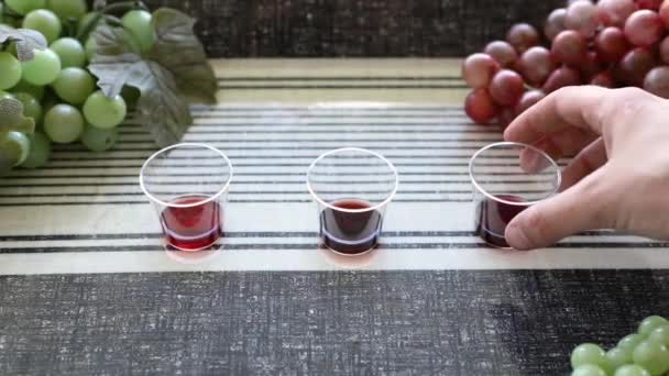 Чаши из различных сортов красного вина — стоковое видео