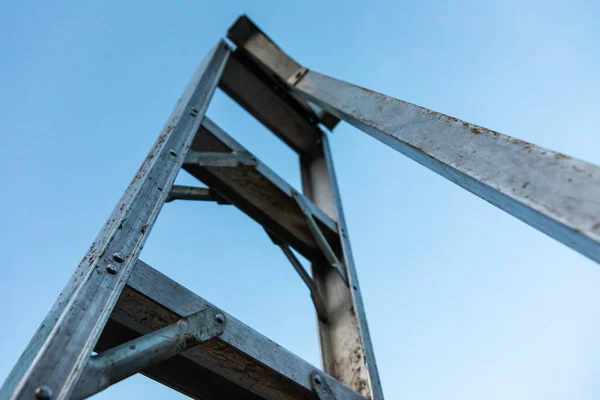 Una scala di giardinaggio unica in piedi sotto cielo limpido — Foto Stock