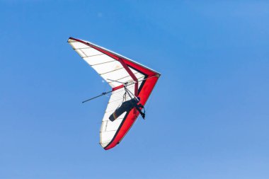 Askılı planör mavi gökyüzüne karşı