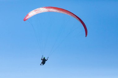 Paragliding. Paraglider güneşli bir günde uçuyor