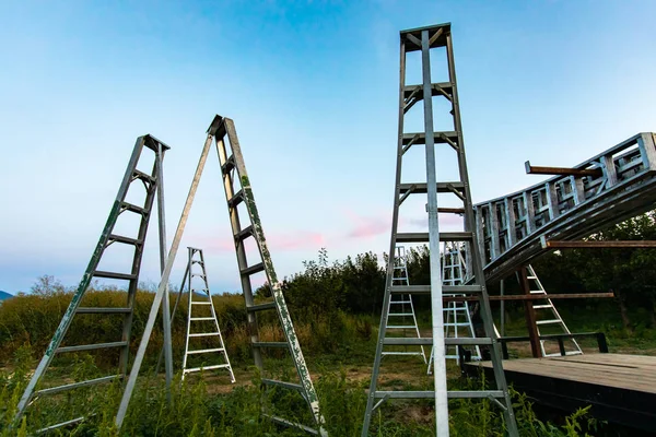 Grupo de escaleras en el huerto de cerezos — Foto de Stock