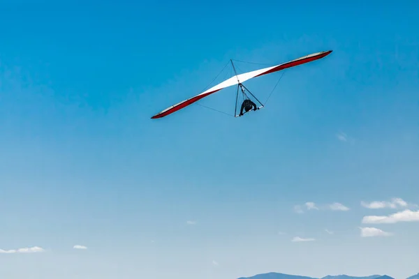 Hang glider flight against the blue sky — Stock Photo, Image