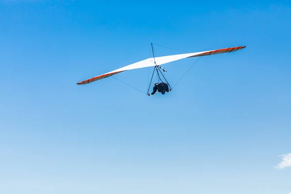 在蓝天上悬挂滑翔机 — 图库照片