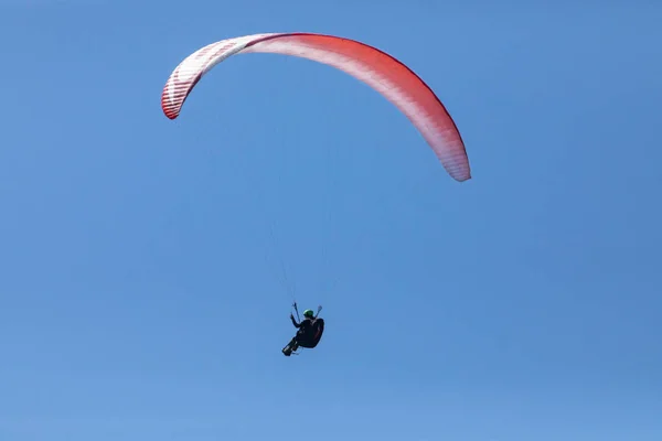 Parapente. Parapente voando em dia ensolarado claro — Fotografia de Stock