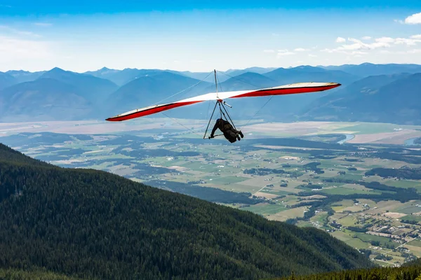 Pendure planando sobre terras agrícolas e montanhas do vale — Fotografia de Stock