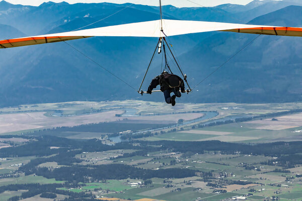 Планеризм над долиной сельхозугодий и гор
